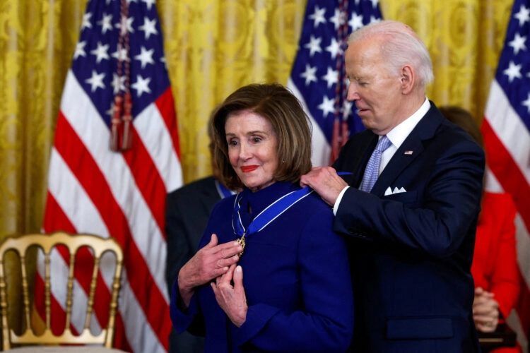 Nancy Pelosi snažno podržala Harris: Sposobna je da vodi državu!